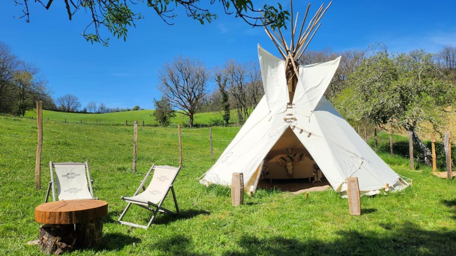 Luxury tent Tipi Des Amoureux Moulayres